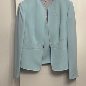 TAHARI Blazer and Sleeveless Top Set Size 8
In Like New Condition